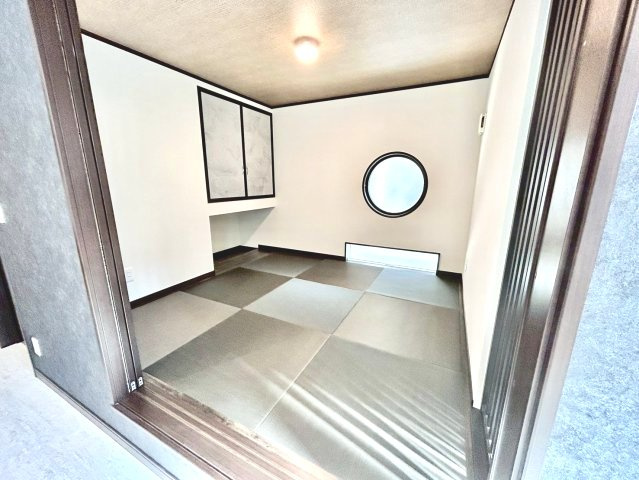 LDKに隣接した4.5帖の続き間和室。趣のある丸窓が上質な和の空間を演出し、お子様の遊び場や客間など多目的に活躍します。