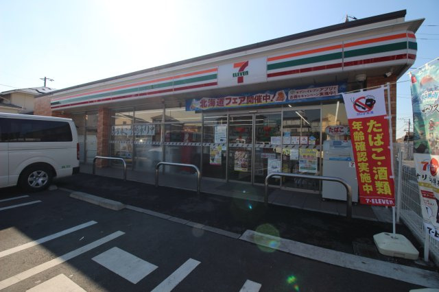 セブンイレブンまで徒歩8分(550m)