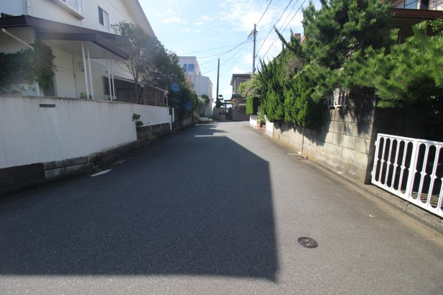 前面道路は車が楽にすれ違える6.2m幅