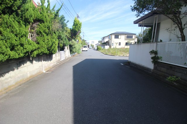 通り抜けできる住宅地ではないため、車通りはとても少なめです