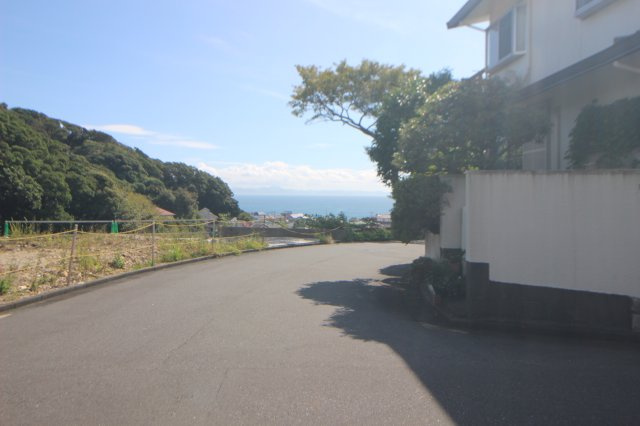 物件前の道路からでも海が見えています