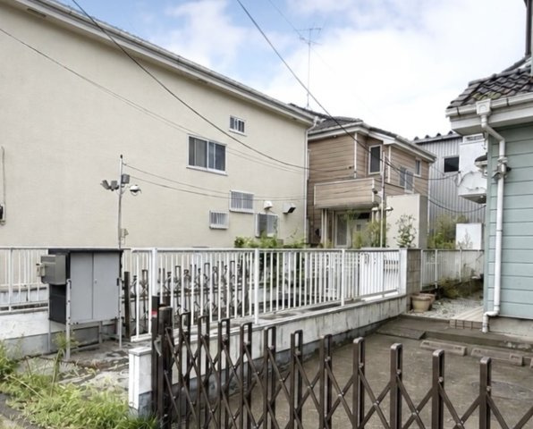 ■外観｜道路から離れた場所にある住まいは、車の走行音や騒音が届きにくく落ち着いた環境で過ごすことが出来ます♪