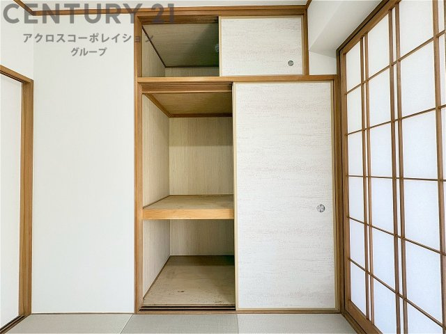 押入れは季節の衣類、寝具などを収納できます。伝統的な美しさと実用性が融合し、収納物を保護する調湿・換気効果があります。使い方によっては書類や小物なども効果的に整理でき空間を有効活用できます。　