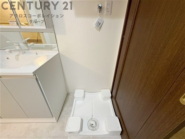 洗濯物の仕分け作業がしやすく、整理整頓が容易になります。洗濯音や湿気を他の部屋に持ち込まず、生活環境を快適に保ちます。上部を活用すれば収納スペースを確保でき洗剤や洗濯用品の整理もしやすくなります。　