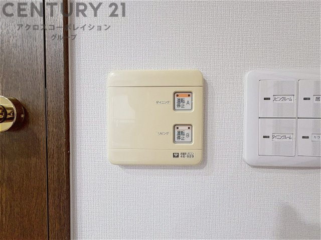 床暖房は、効率的な暖房システムであり、床からの温かさが快適な環境を提供します。床全体が均一に暖まり足元からの暖かさが感じられます。また空気の循環が少ないため、ホコリやアレルゲンの拡散を抑えます。　