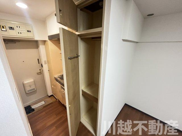 キッチン脇の天袋付収納