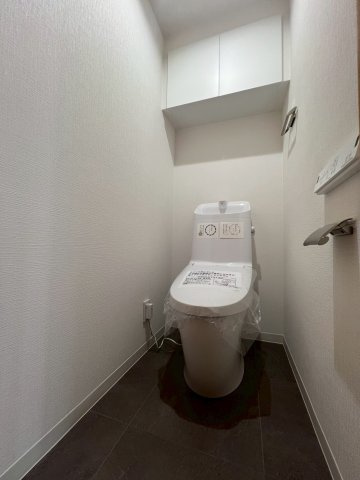 トイレ上部には収納を備えており、すっきりとした空間を保てます。