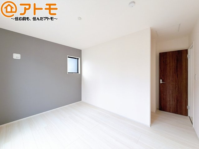 アクセントクロスが印象的なお部屋です。お気に入りの家具に囲まれてゆったり過ごしたいですね♪