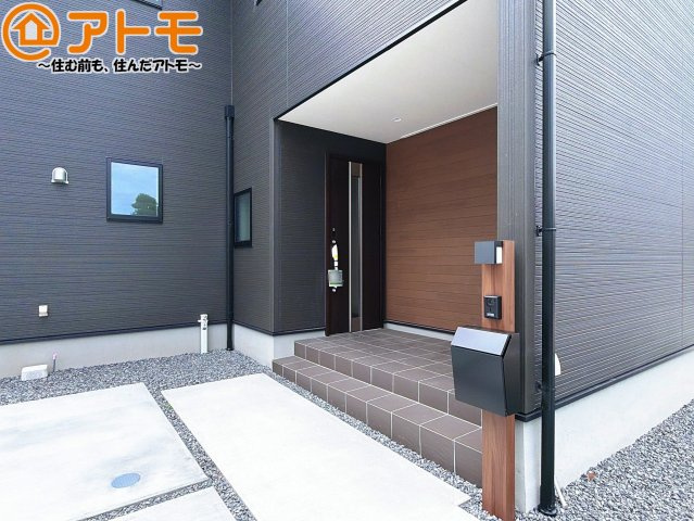 落ち着いた色合いの玄関はダブルロックで防犯性に優れた仕様になっています♪
