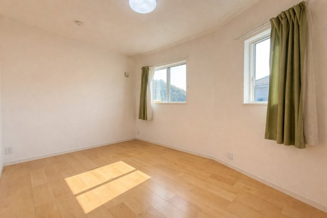 使い勝手の良い6帖の洋室は、バランスの取れた広さが魅力。窓からの採光により日中も明るく、落ち着いた時間を過ごせます。ベッドやデスクの配置がしやすい整形タイプで、子ども部屋やゲストルームとしても活用可能