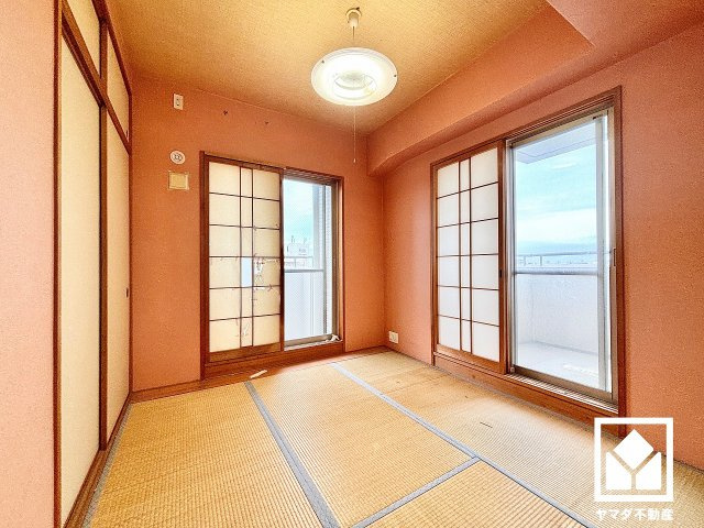 約5帖の和室です。陽光がたっぷり差し込む洗練された和の空間。温かみのある畳のスッキリとしたデザインが、暮らしを心地よく彩ります。
