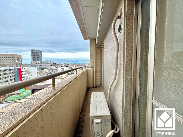 北側バルコニーです。東向き・北向きの2面バルコニーで陽当たり・風通し良好。たっぷりの洗濯物も気持ちよく乾きます。