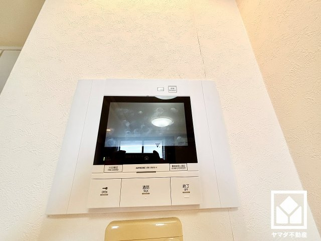 突然の来訪時にも防犯面で心強いモニター付きインターホンを設置。お留守番中のお子様も、室内からスムーズに相手の確認ができます。