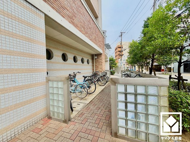 敷地内に駐輪場を設置（月額200円）。サイクルラック付き・平置きのスペースを備えており、さまざまなタイプの自転車を置きやすい仕様です。