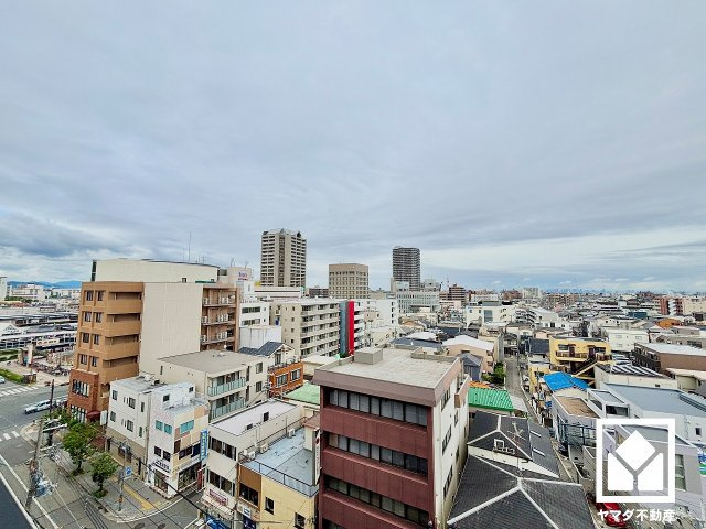 東側バルコニーからの眺望です。13階建て8階部分につき、前面に視界を遮る高い建物がなく、見晴らしの良い景色が広がります。