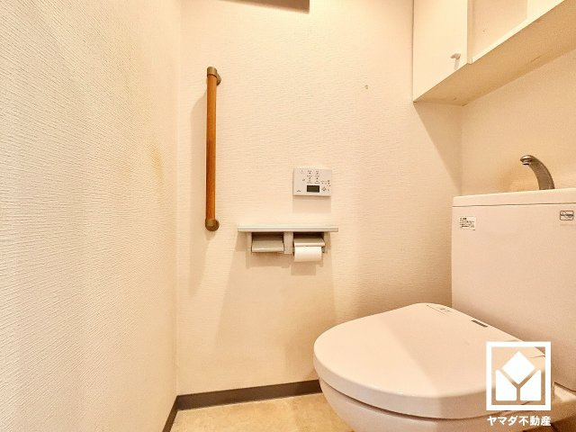 明るく清潔感溢れるトイレです。温水洗浄便座付きで、季節を問わずいつでも温かい便座をお使いいただけます。トイレットペーパーのストックや消耗品置き場などとしてお使いいただける吊戸棚も備えています。