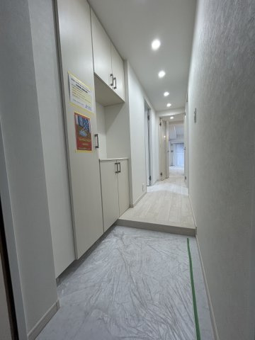 棚付きシューズボックスは靴だけでなく、鍵・財布・マスク・宅配用印鑑・季節飾りなどの小物をまとめて置けるので、玄関がすっきりします。