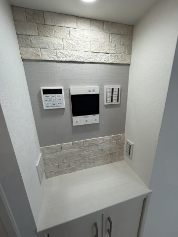 玄関のドアを開けることなく来客の顔や声を確認できるので安心して対応できますね。