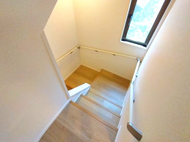 光と木のぬくもりが誘う多層空間の遊び心あふれる住まい。
