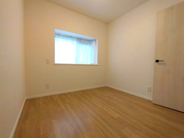 コンパクトなお部屋ですが窓や収納があるので快適に過ごせます。