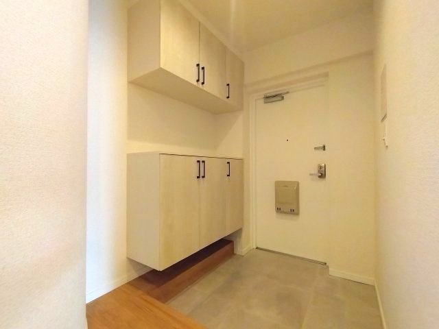 おしゃれで温かみのあるデザインの玄関。　