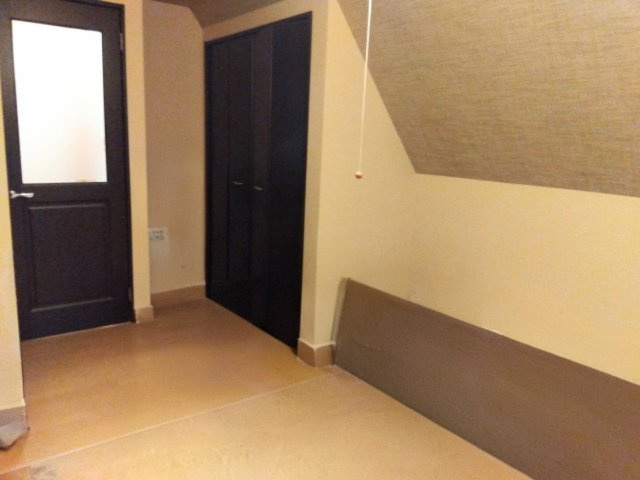 3階3室は屋根の形に沿った勾配天井です！