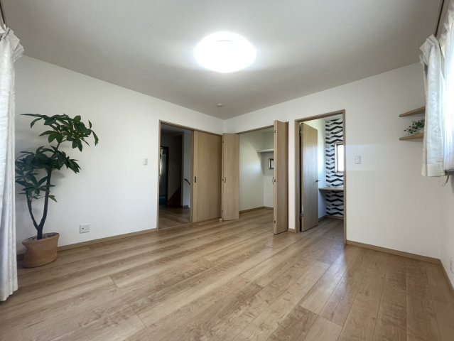 広さにゆとりを感じられる洋室で、主寝室としても使いやすい空間です。隣接するウォークインクローゼットや書斎スペースへの動線も良く、使い勝手に配慮された設計。大きな窓から光が入ります。