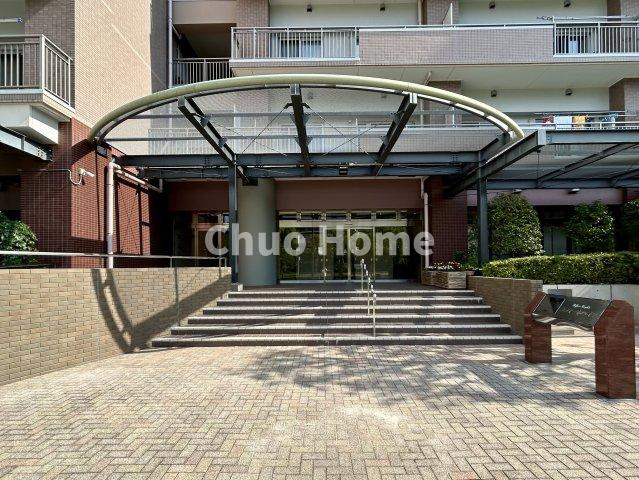 【エントランス】マンションのエントランスは、その物件の印象を決める、顔とも言える場所です。毎日通る場所ですからきれいなのが一番です。