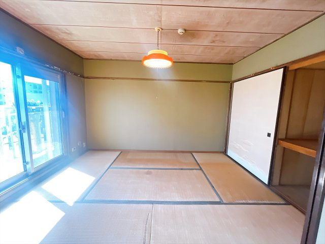 【三浦海岸ハイツ・2階部分】　京急久里浜線「三浦海岸駅」まで徒歩圏の立地　室内はフルリフォームが必要となりますが、　立地・陽当たり・階数は魅力的かと思います。　弊社で見積も作成できます！