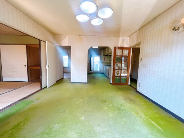 【三浦海岸ハイツ・2階部分】　京急久里浜線「三浦海岸駅」まで徒歩圏の立地　室内はフルリフォームが必要となりますが、　立地・陽当たり・階数は魅力的かと思います。　弊社で見積も作成できます！