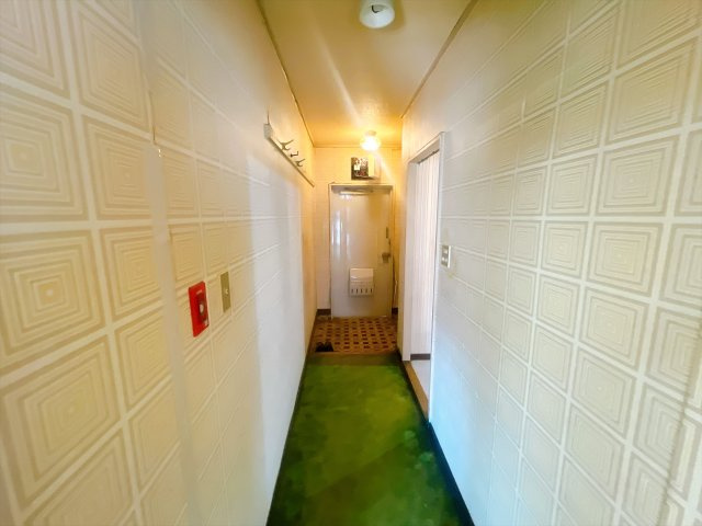 【三浦海岸ハイツ・2階部分】　京急久里浜線「三浦海岸駅」まで徒歩圏の立地　室内はフルリフォームが必要となりますが、　立地・陽当たり・階数は魅力的かと思います。　弊社で見積も作成できます！