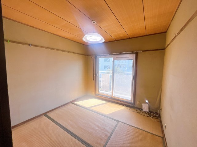 【三浦海岸ハイツ・2階部分】　京急久里浜線「三浦海岸駅」まで徒歩圏の立地　室内はフルリフォームが必要となりますが、　立地・陽当たり・階数は魅力的かと思います。　弊社で見積も作成できます！