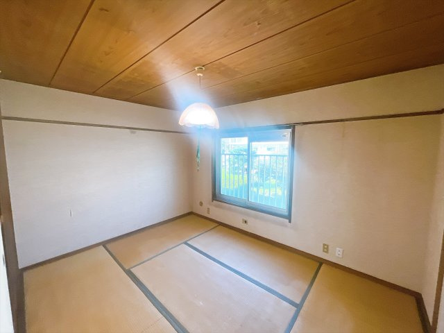 【三浦海岸ハイツ・2階部分】　京急久里浜線「三浦海岸駅」まで徒歩圏の立地　室内はフルリフォームが必要となりますが、　立地・陽当たり・階数は魅力的かと思います。　弊社で見積も作成できます！