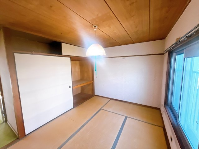【三浦海岸ハイツ・2階部分】　京急久里浜線「三浦海岸駅」まで徒歩圏の立地　室内はフルリフォームが必要となりますが、　立地・陽当たり・階数は魅力的かと思います。　弊社で見積も作成できます！