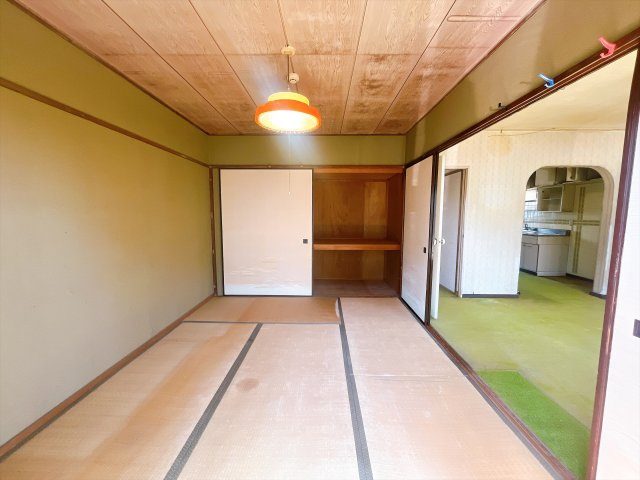 【三浦海岸ハイツ・2階部分】　京急久里浜線「三浦海岸駅」まで徒歩圏の立地　室内はフルリフォームが必要となりますが、　立地・陽当たり・階数は魅力的かと思います。　弊社で見積も作成できます！