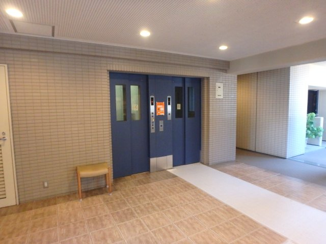エレベーターはメインに2基、東側に1基合計3基あります。