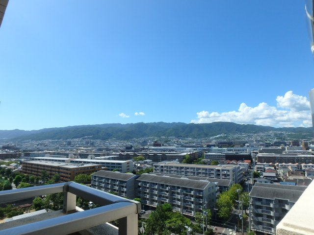 共用部から望む六甲山系。緑がとても心地良いです。