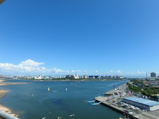 大阪湾を望む眺望がゆったりとした時間を作り出します。