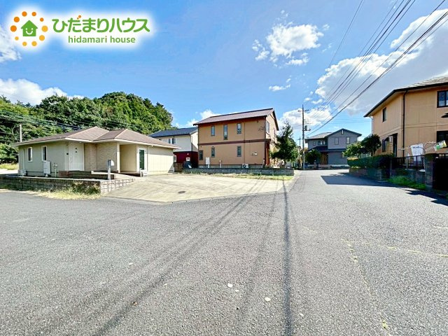 閑静な住宅地なので、幹線道路や大通りに面していないので大型車が通ることが少なく静かです。