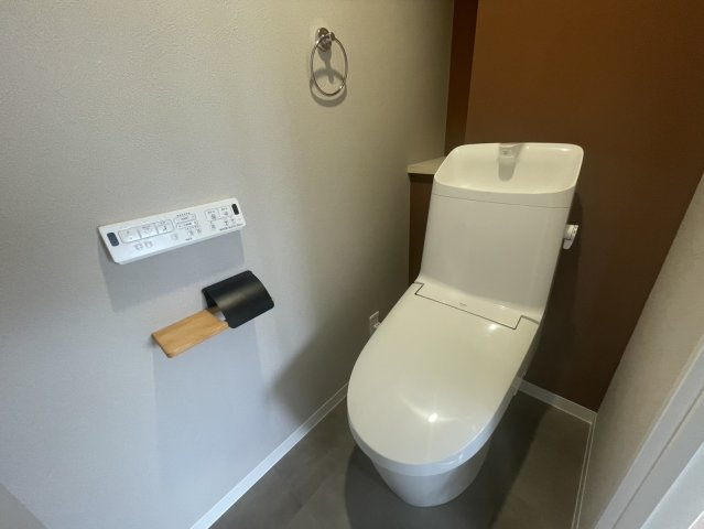 温水洗浄便座付きのトイレで、快適性と清潔感を兼ね備えた空間。シンプルながら落ち着いた内装で、毎日気持ちよく使用できます。操作パネルも見やすく、使い勝手の良い仕様です。