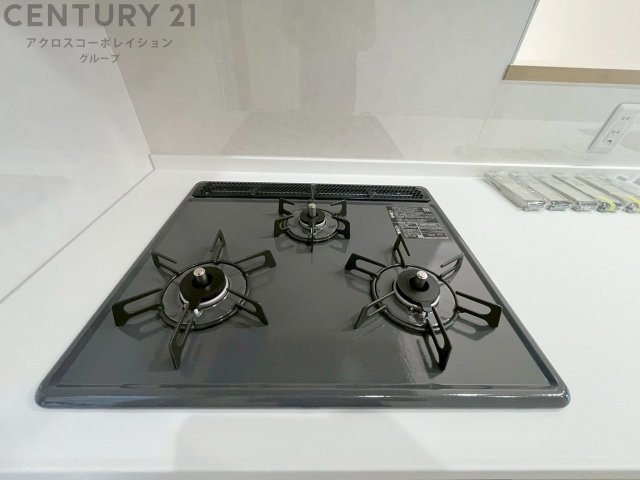 多数の調理器具を同時に使用でき、料理の効率化が可能。省エネで節約になり、様々な料理スタイルに適応できます。また、火力調整が独立しており、手入れや掃除もしやすく、今よりもっとお料理が楽しくなるかも。　