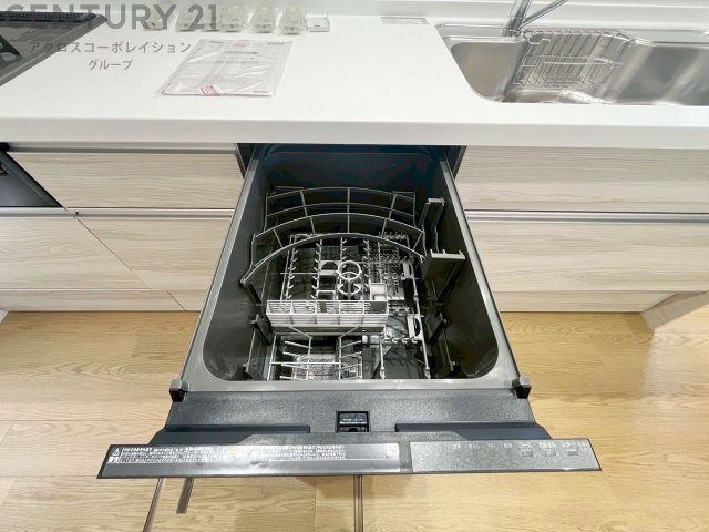 手洗いに比べて時間や労力を節約できることです。また、高温のお湯で洗浄されるため、雑菌や細菌を殺菌する効果もあります。さらに、乾燥機能があるため、手で拭く手間も省け衛生的に保管できます。　