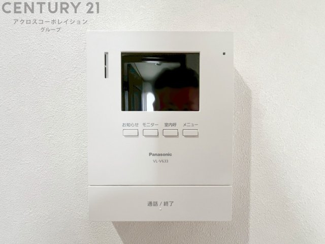 訪問者が来たときにテレビ画面で確認できるため、安心してドアを開けられます。録画機能があるものもあり、留守中に来訪者を記録しておくことができます。利便性が高く、セキュリティ面でも安心です　