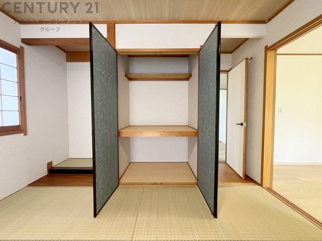 押入れは季節の衣類、寝具などを収納できます。伝統的な美しさと実用性が融合し、収納物を保護する調湿・換気効果があります。使い方によっては書類や小物なども効果的に整理でき空間を有効活用できます。　