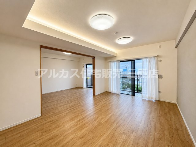 隣接する居室の一体利用も可能な、開放的で明るいリビング。