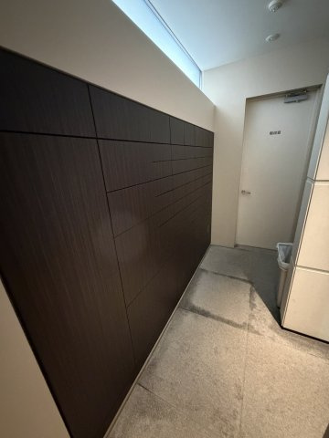 不在時も24時間荷物の受け取りが可能な宅配ボックス。空間に溶け込む上質な木目調デザインが、エントランスの美しさを引き立てます。共働き世帯や外出の多い方にも欠かせない、現代の必須設備です。