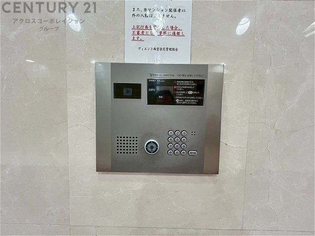 オートロック式エントランスは他の住民や外部の人間が簡単に出入りできないため、個々の住戸が安全に保たれます。同時に、訪問者が来訪する場合にはインターホン等で確認することができ、不要な来客を遮断できます。