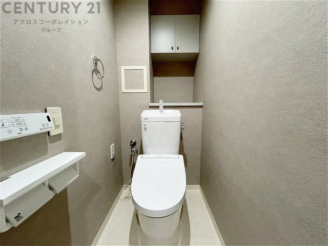 温水洗浄便座付トイレは温水洗浄機能により、暖かい水でおしりを洗浄することができ、冷たい水を使う従来の便座に比べ、温水洗浄機能で暖かいトイレを提供し、快適な使用を可能にします。
