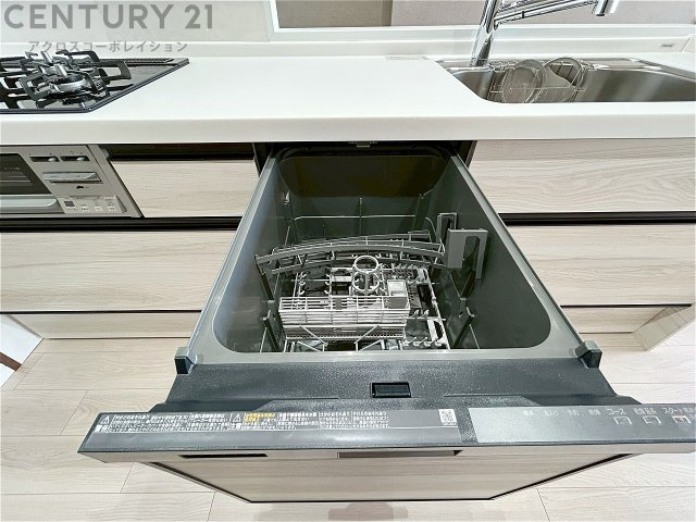 手洗いに比べて時間や労力を節約できることです。また、高温のお湯で洗浄されるため、雑菌や細菌を殺菌する効果もあります。さらに、乾燥機能があるため、手で拭く手間も省け衛生的に保管できます。