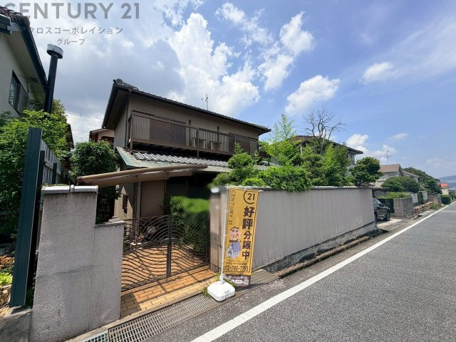 徒歩圏内に百貨店（アピア逆瀬川など）やスーパー、金融機関があり、日常の買い物が非常にスムーズです。